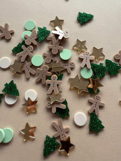 Tischdeko zu Weihnachten Konfetti in Form von Lebkuchenmännern, Sternen und Tannen.