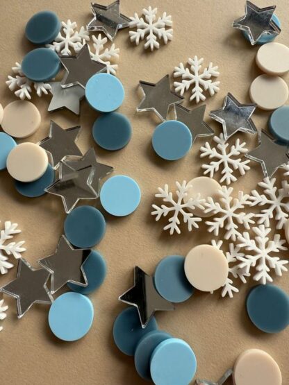 Tischdeko zu Weihnachten Konfetti in Form von Sternen und Schneeflocken.