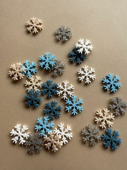 Tischdeko zu Weihnachten Konfetti als Schneeflocken.