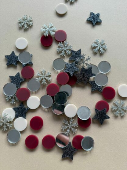 Tischdeko zu Weihnachten Konfetti in Form von Sternen und Schneeflocken.