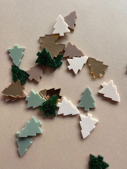 Tischdeko zu Weihnachten Konfetti als Tannenbäume.