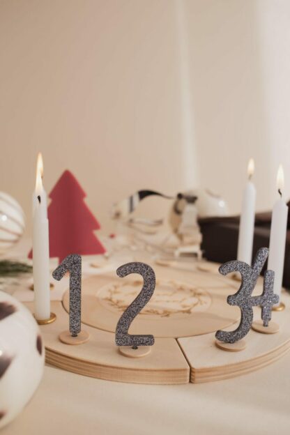 Adventsziffern als Stecker für die Weihnachtszeit als wiederverwendbare Dekoration für den Tisch.