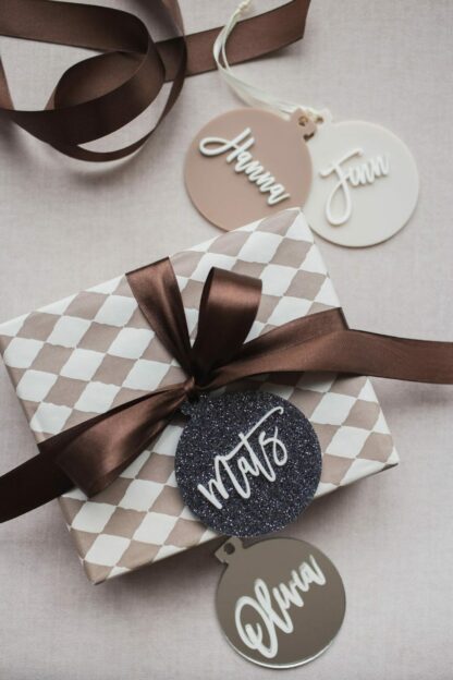 Wiederverwendbarer Anhänger für Geschenke mit Namen.