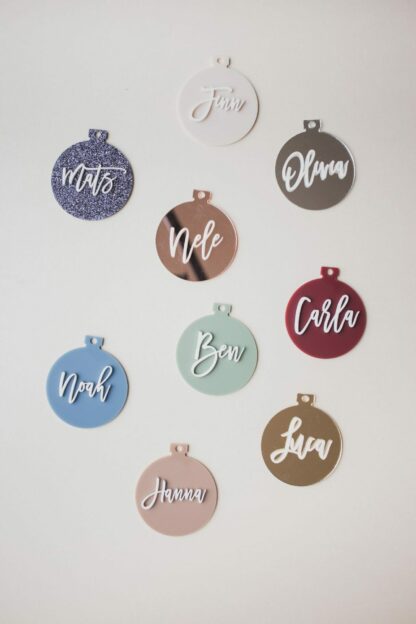 Farbige und personalisierte Anhänger für den Weihnachtsbaum.