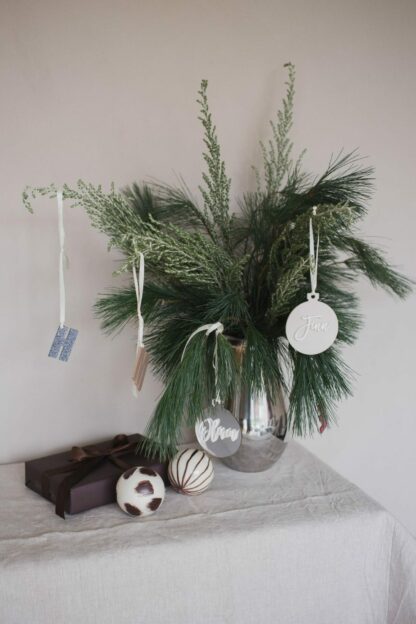 Farbiger Christbaumschmuck mit Namen.