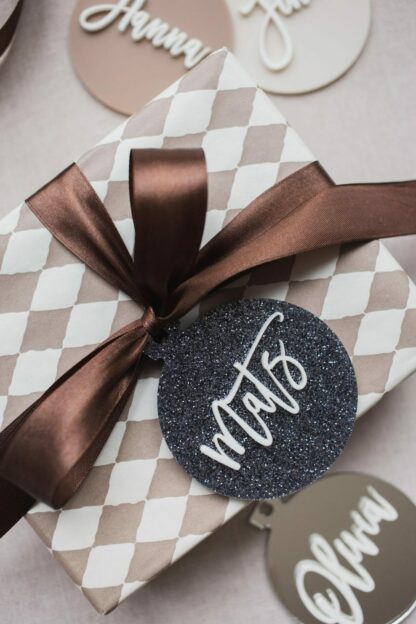 Personalisierte bunte Weihnachtsbaumkugel mit Namen – Bild 5