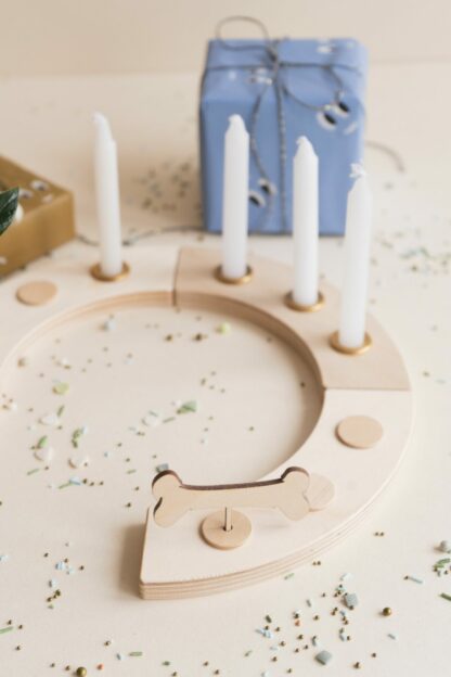 Knochen Stecker für den Geburtstagskranz als Tischdeko für eine Unterwasserparty.