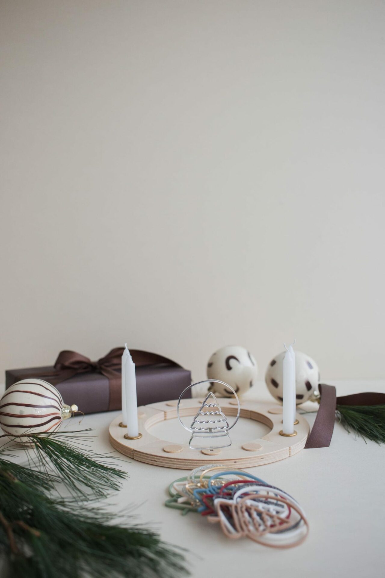 Schneekugel Stecker für die Weihnachtszeit als wiederverwendbare Dekoration für den Tisch.