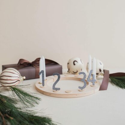Adventsziffern als Stecker für die Weihnachtszeit als wiederverwendbare Dekoration für den Tisch.