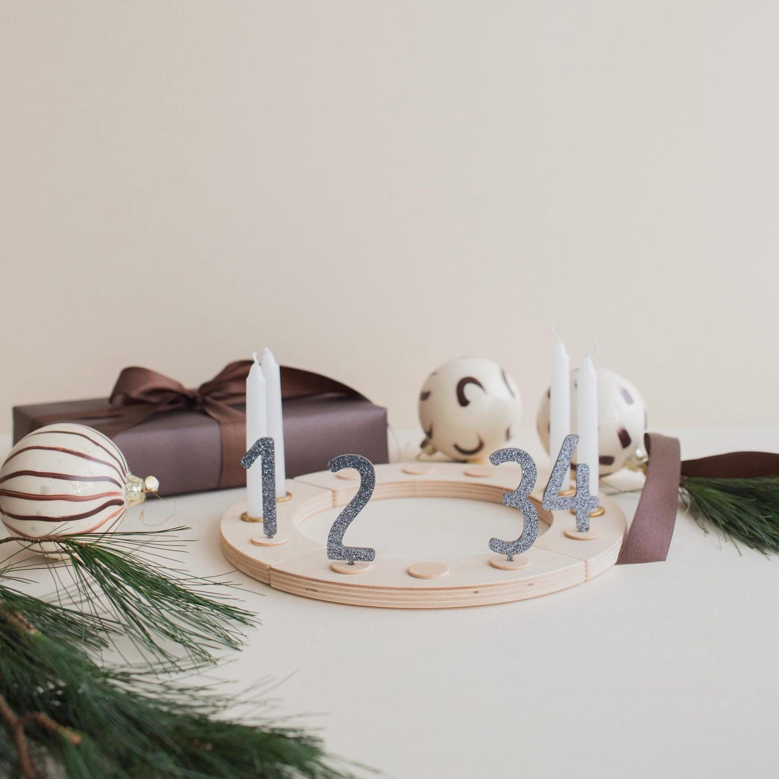 Adventsziffern als Stecker für die Weihnachtszeit als wiederverwendbare Dekoration für den Tisch.