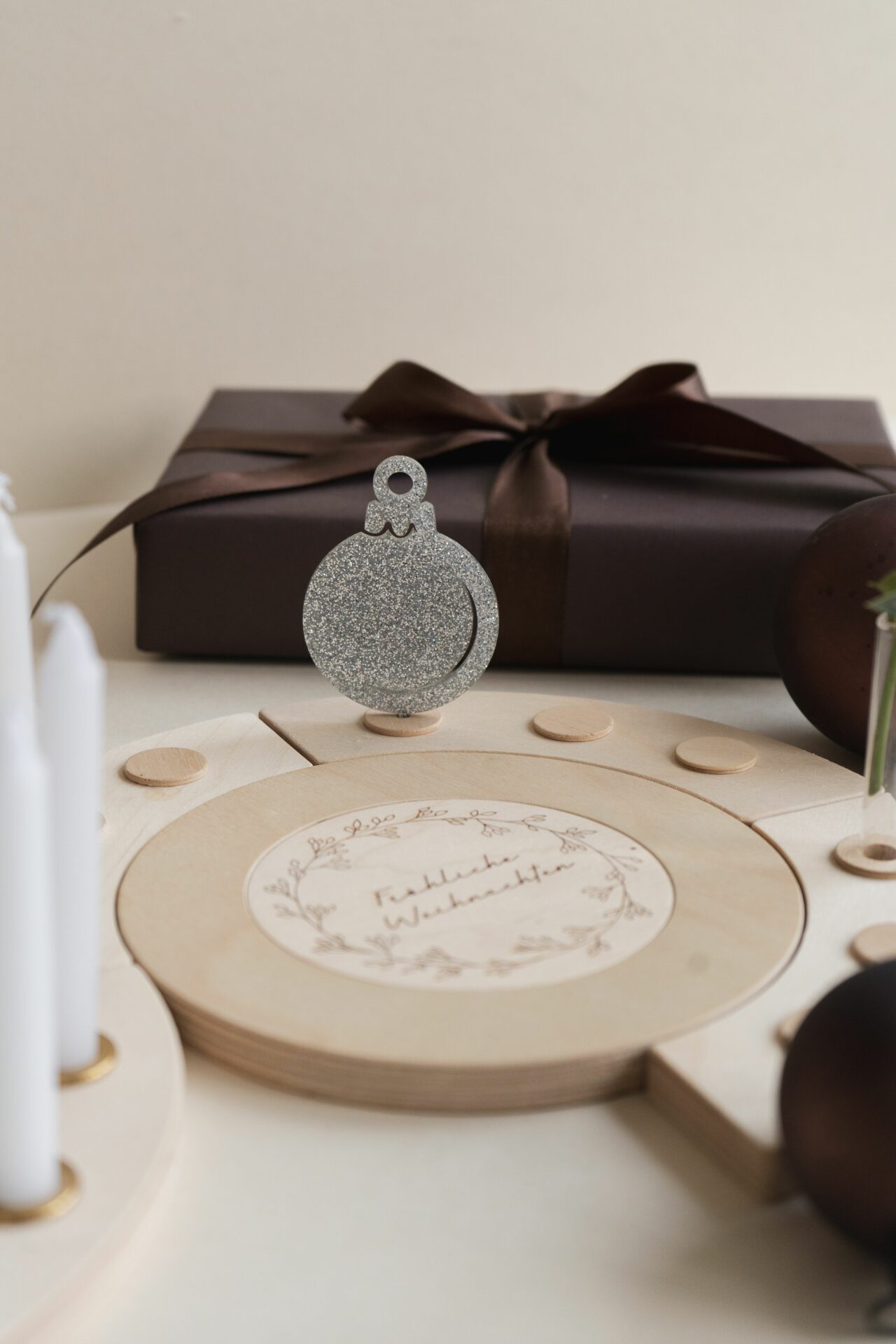 Christbaumkugel Stecker für den Geburtstagskranz als Tischdeko für Weihnachten.