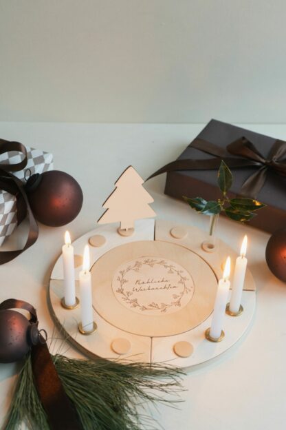 Tannen Stecker für den Geburtstagskranz als Tischdeko für Weihnachten.