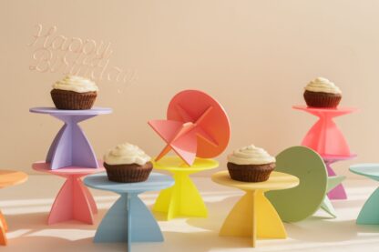 Bunte Cupcake Ständer für den Geburtstagstisch.
