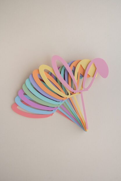 Bunte Hasenohren als Cake Topper für eine Ostertorte.