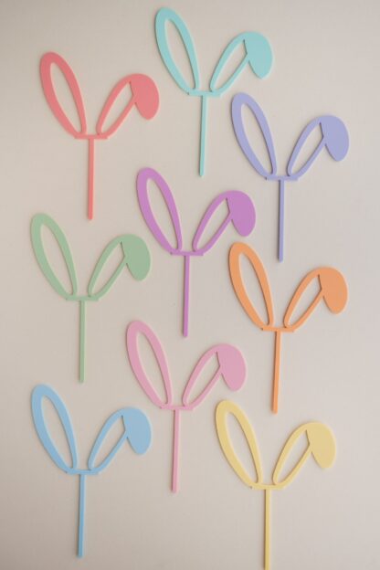 Für die Torte zu Ostern bunte Hasenohren als Cake Topper.