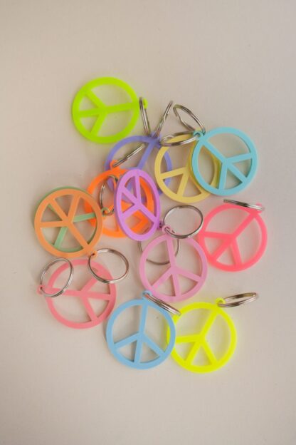 Bunte Peace Schlüsselanhänger in Pastellfarben und neon.