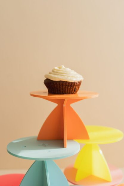 Muffin Ständer in Neonfarben.