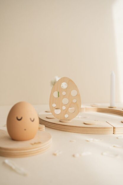 Stecker Osterei für den Jahreszeitenkranz als Tischdeko für Ostern.