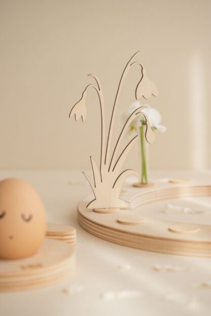 Tischdeko zu Ostern aus Holz ein Bund Schneeglöckchen für den Jahreszeitenkranz.