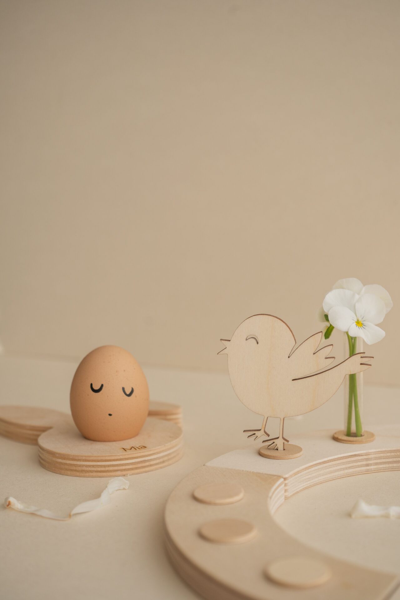 Stecker Spatz für den Jahreszeitenkranz als Osterdeko für den Tisch.