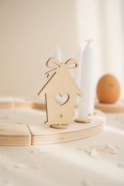 Stecker Vogelhäuschen für den Jahreszeitenkranz als Tischdeko für Ostern.