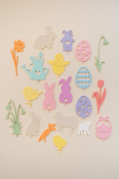 Bunte Oster Stecker als Tischdeko für Ostern.