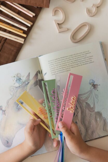 Bunte Lesehilfe mit Namen zum Lesen üben.
