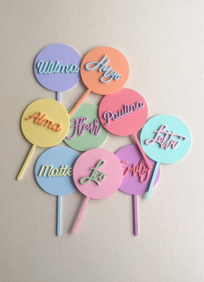 Runder bunter Cake Topper mit bunten Namen personalisiert
