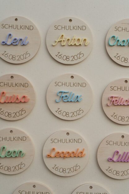 Bunte Anhänger mit Namen für die Schultüte.