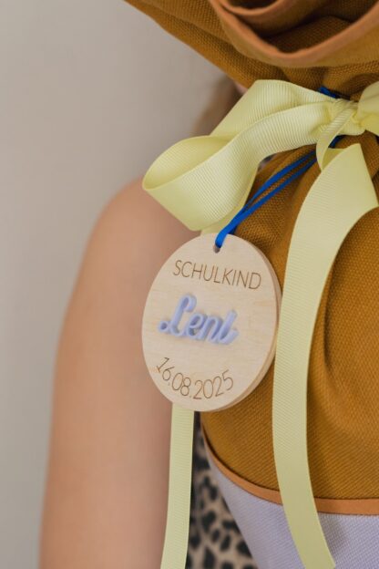 Bunter Schultüten Anhänger mit Name und Datum.