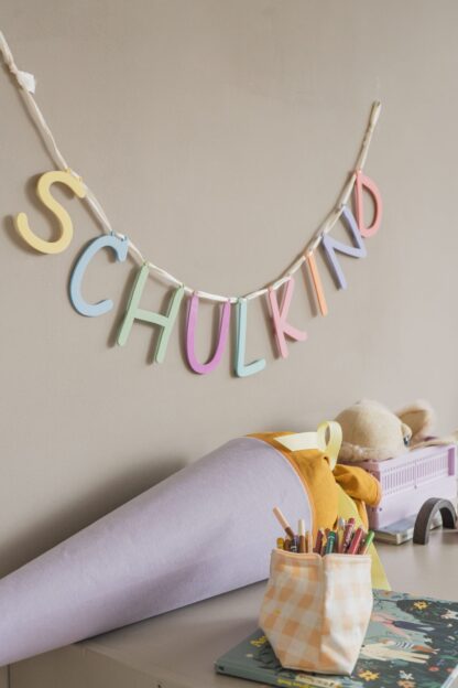 Bunte Schulkind Girlande als Wanddeko für die Einschulungsfeier.