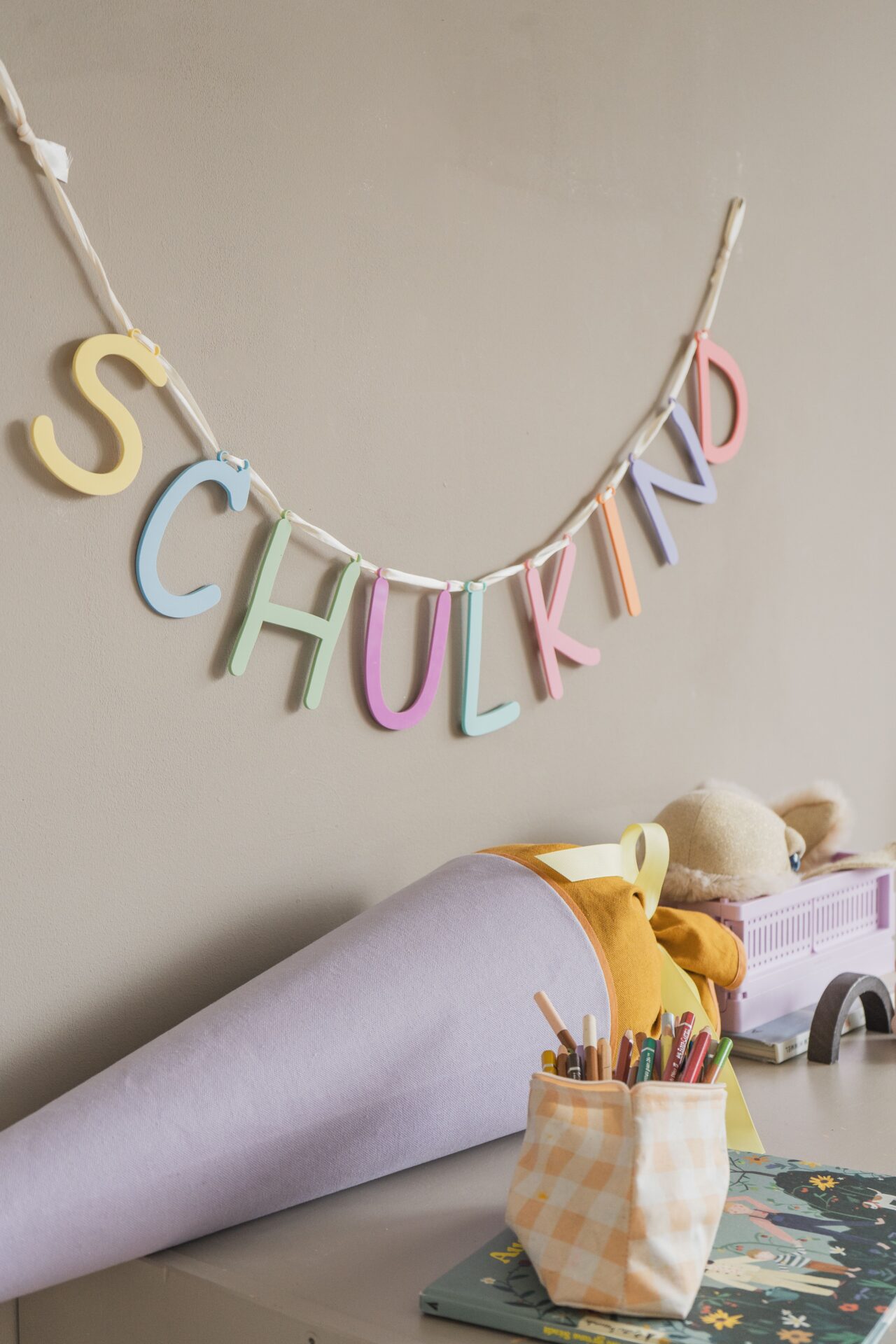 Bunte Schulkind Girlande als Wanddeko für die Einschulungsfeier.