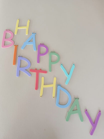 Bunte Happy Birthday Girlande als Deko zum Geburtstag.