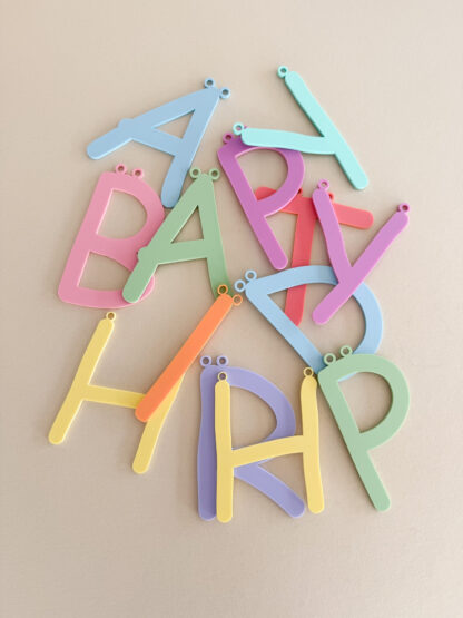 Bunte Happy Birthday Girlande als Deko zum Geburtstag.