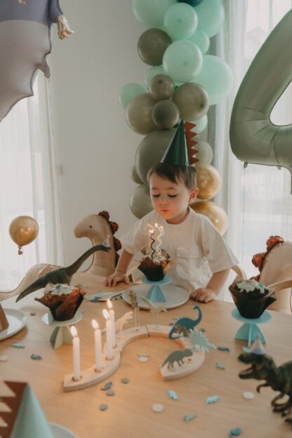 Tischdeko für einen Dinogeburtstag.