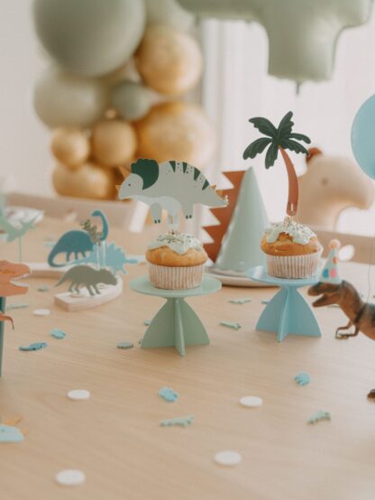 Bunte Kuchenplatten für deinen Dinogeburtstag.