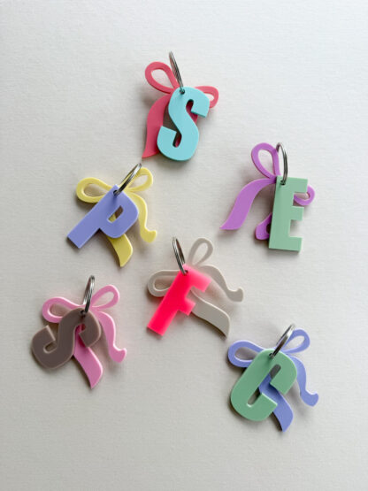 Bunte Schlüsselanhänger Schleife und Buchstabe bunt