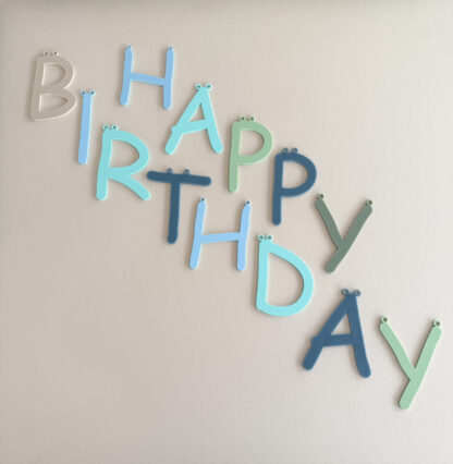 Bunte Happy Birthday Girlande passend für einen Dinogeburtstag.