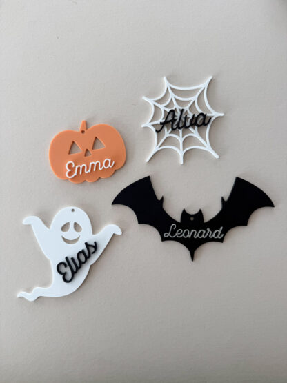 Bunte personalisierte Anhänger für den Halloween Korb mit Namen.