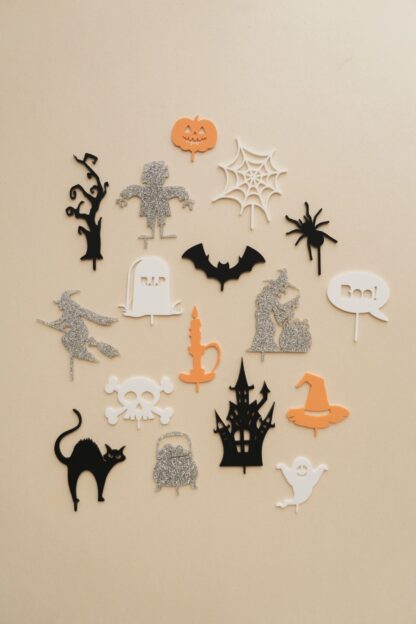 Bunte Halloween Stecker als Tischdeko für den Geburtstagskranz.