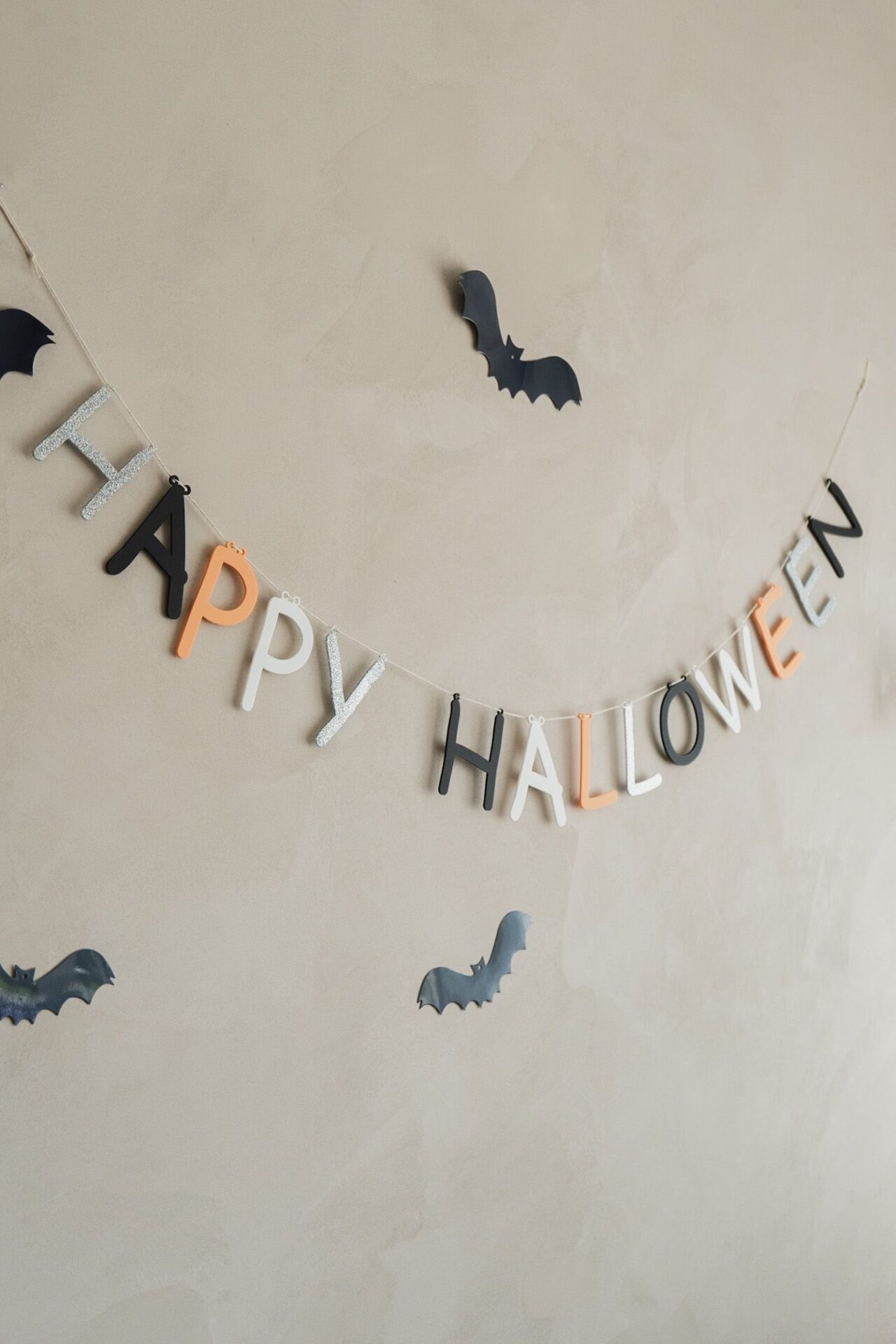 Wiederverwendbare bunte Halloween Girlande als Wanddeko.