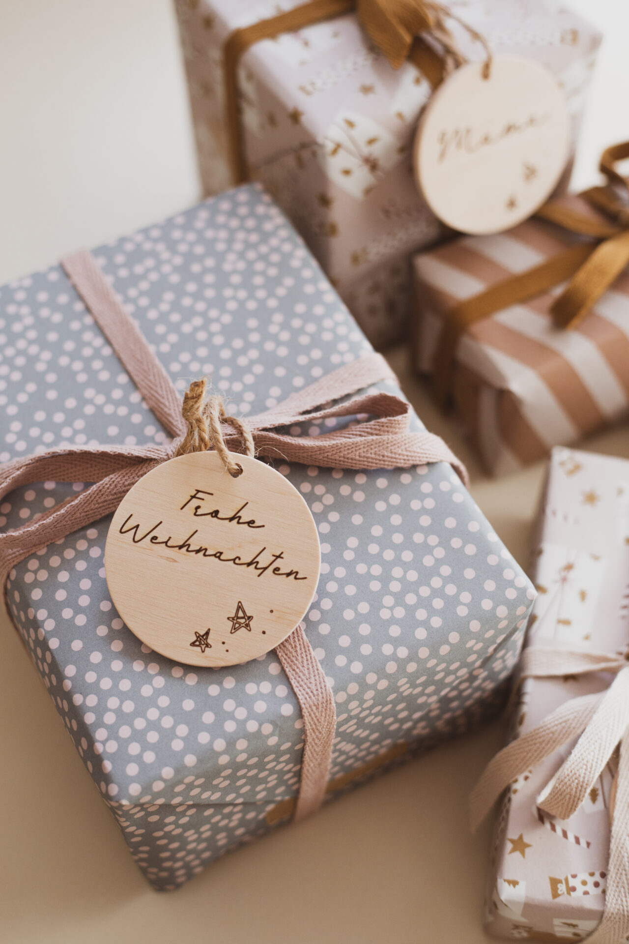 Personalisierte Anhänger für Geschenke zu Weihnachten.