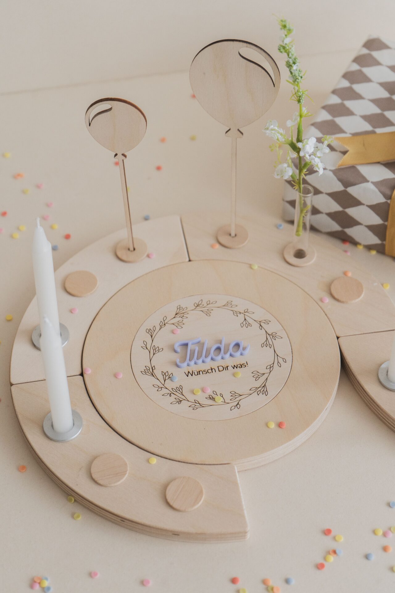 Geburtstagskranz personalisiert mit bunten Namen.