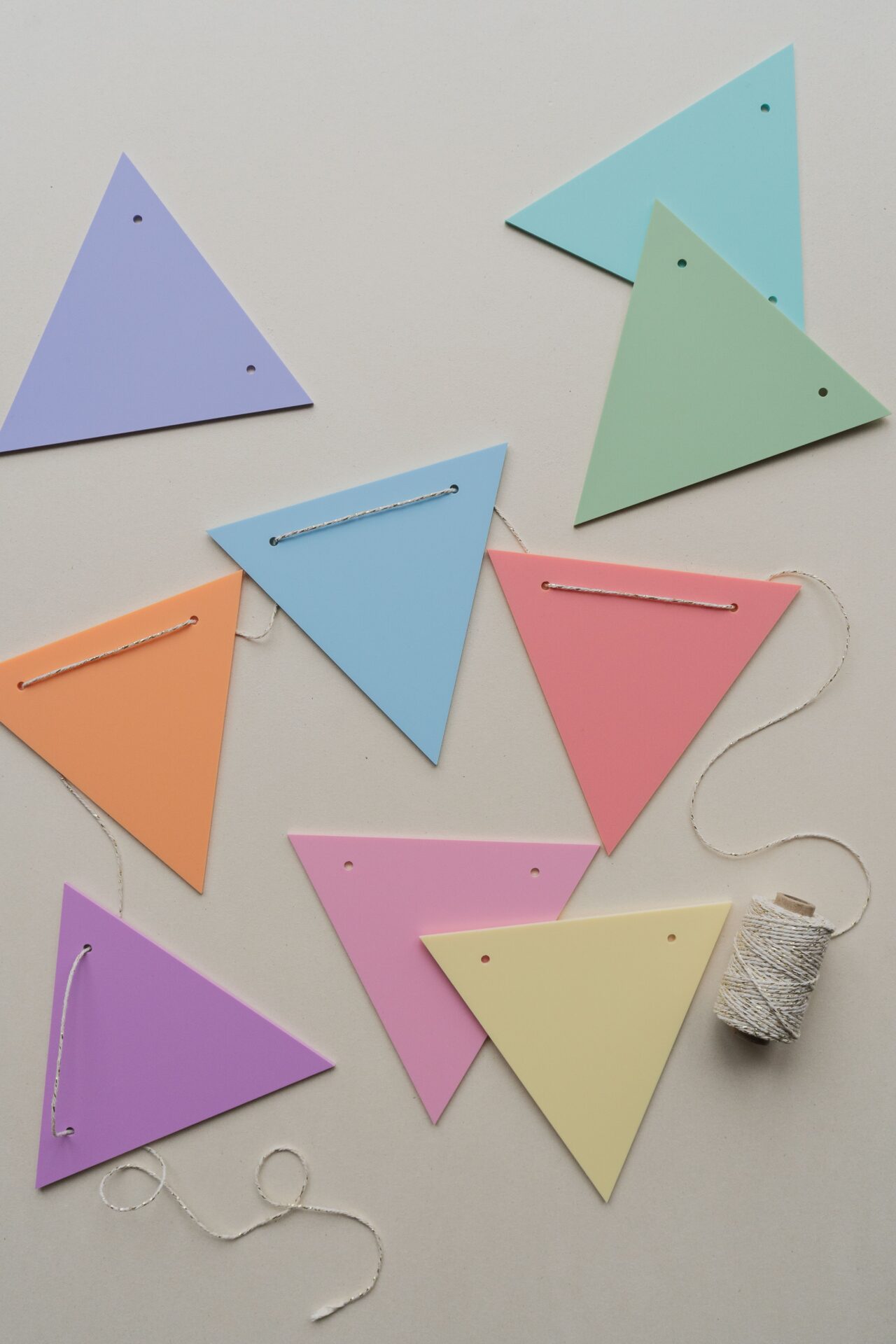 Wimpelgirlande aus Acryl als Wanddeko zum Geburtstag.