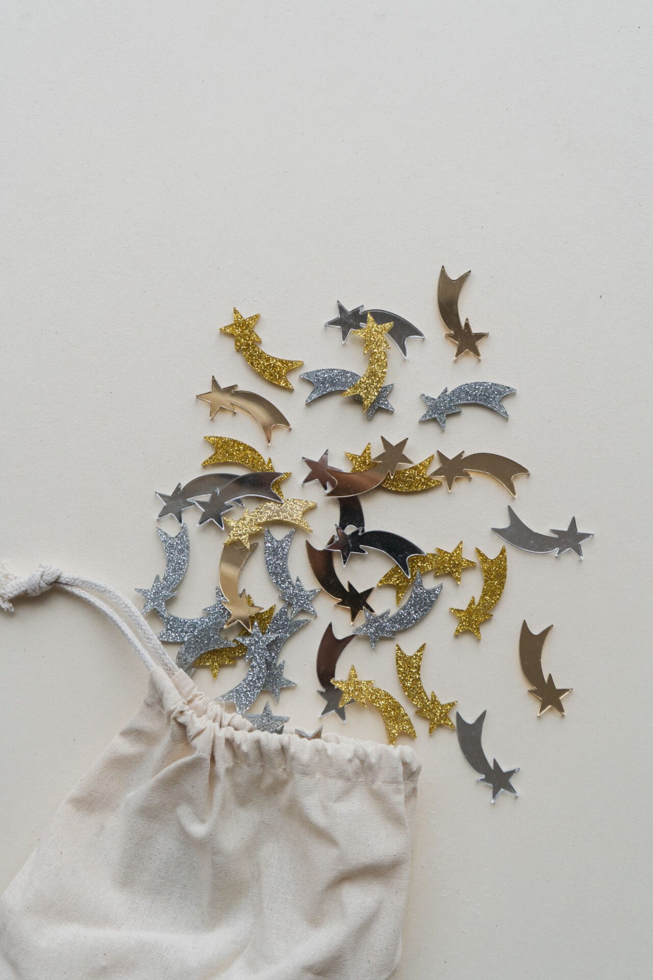 Nachhaltiges Sternschnuppen Konfetti als Tischdeko.