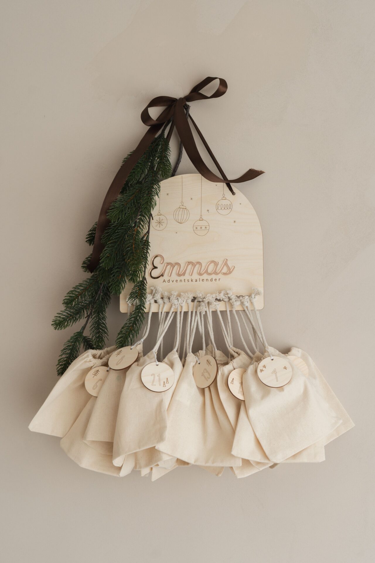 Personalserter Adventskalender Holzbogen mit Mädchen Namen.