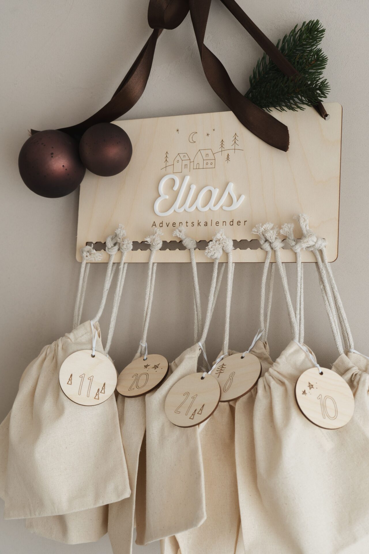 Adventskalender Set personalisiert mit Zahlen und Baumwollbeuteln.
