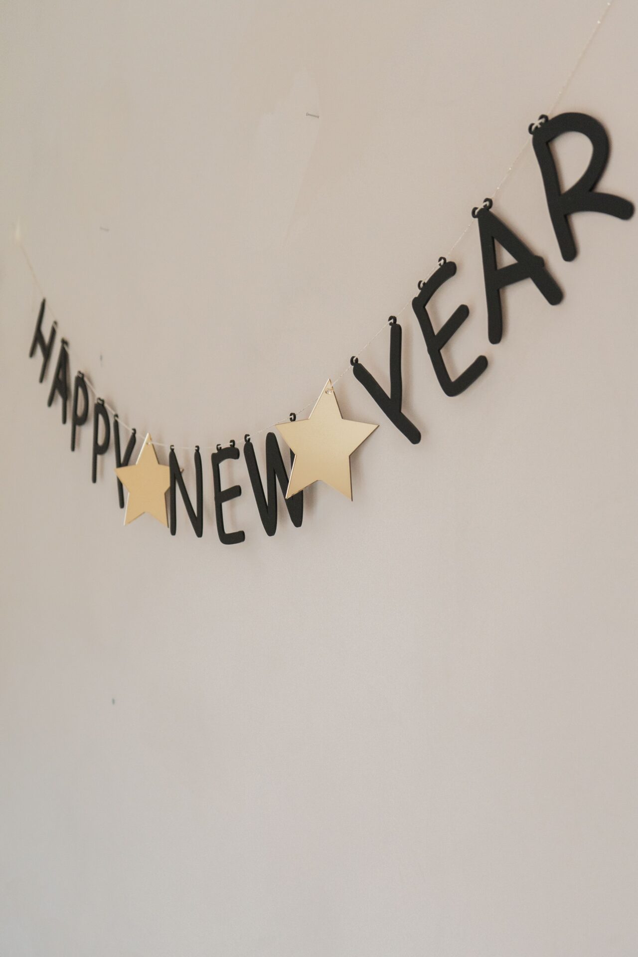 Goldene Happy New Year Girlande für Silvester.