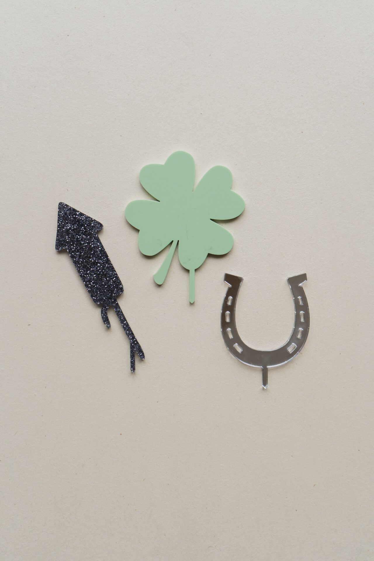 Nachhaltige farbige Tischdeko für Silvester.