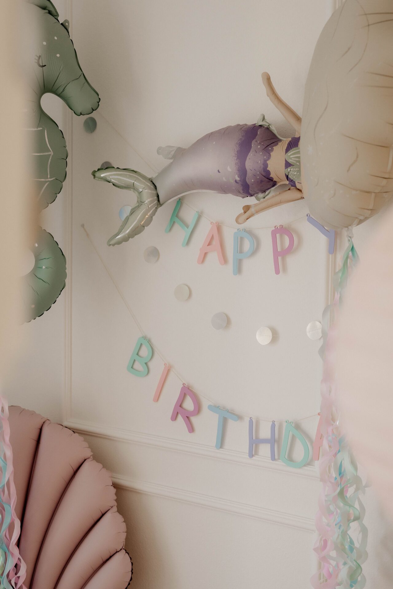 Happy Birthday Girlande in wunderschönen Pastellfarben.